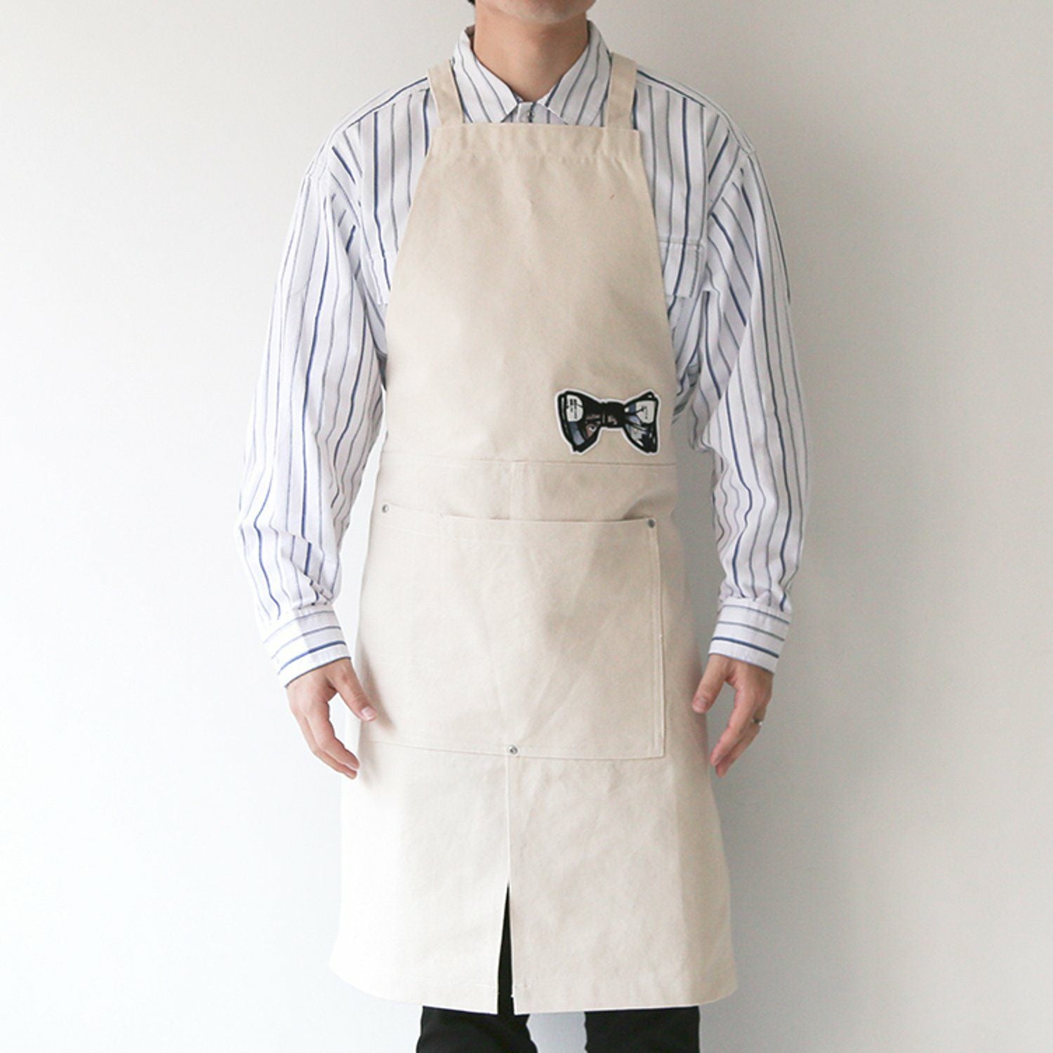 宇宙兄弟　SUPERTHANKS 蝶ネクタイ ワッペン エプロン 生成り SUPERTHANKS x SPACE BROTHERS 蝶ネクタイワッペンエプロン 生成り